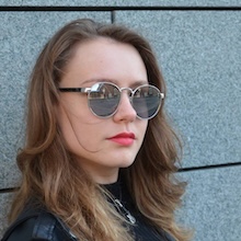 czytanie nut głosem dla wokalistów kurs 3 a woman wearing sunglasses and a leather jacket